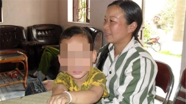 Nguyễn Thị Oanh và cậu con trai thời điểm cháu bé 3 tuổi.