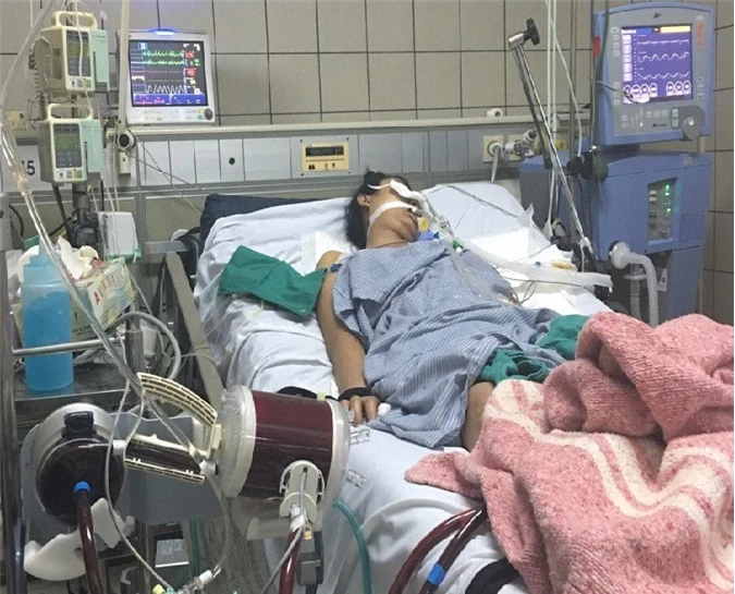 Em Phùng Thiều Lam đang trong tình trạng nguy kịch do mắc căn bệnh hiếm gặp .