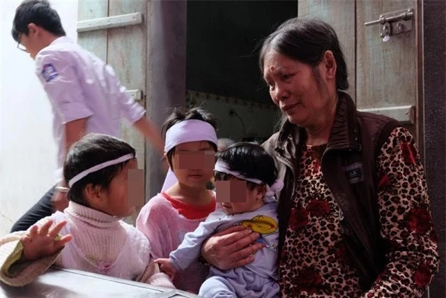 Tương lai các con nhỏ của vợ chồng anh Phú, chị Lợi rồi đây không biết sẽ ra sao. 