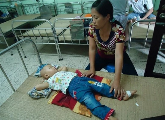 Bé Vũ Hà Phương và mẹ tại bệnh viện Nhi Trung ương.