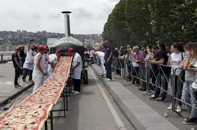 Chiếc bánh khổng lồ ra lò trước sự reo hò, phấn khích của người dân thành phố Naples.