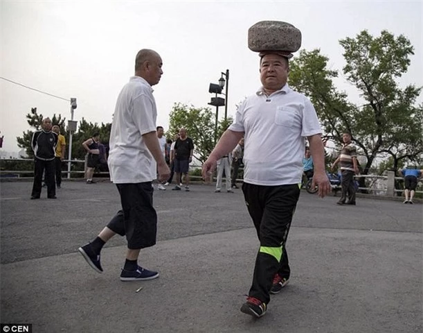 Ông Cong Yan ngày ngày đội viên đá nặng 40kg trên đầu để duy trì sức khỏe và cân nặng.