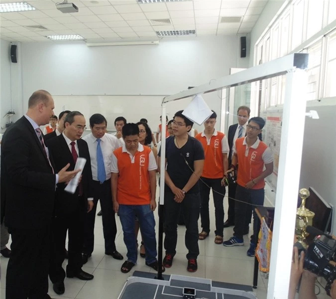 GS-TS Nguyễn Thiện Nhân thăm cơ sở vật chất, các phòng thí nghiệm phục vụ cho việc nghiên cứu khoa học của giảng viên và sinh viên Trường đại học Việt - Đức