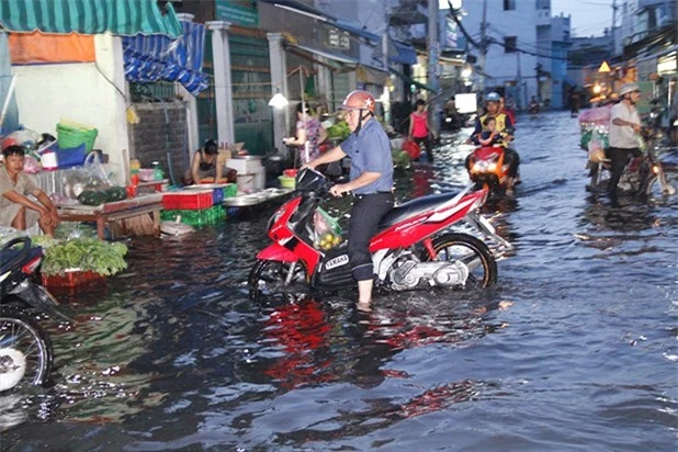 Cuộc sống người dân Sài Gòn “đảo lộn” vì triều cường 