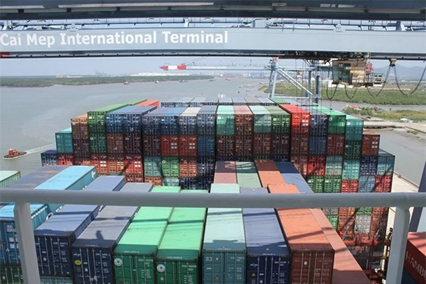 Hàng container được bốc xếp lên tàu CSCL Star