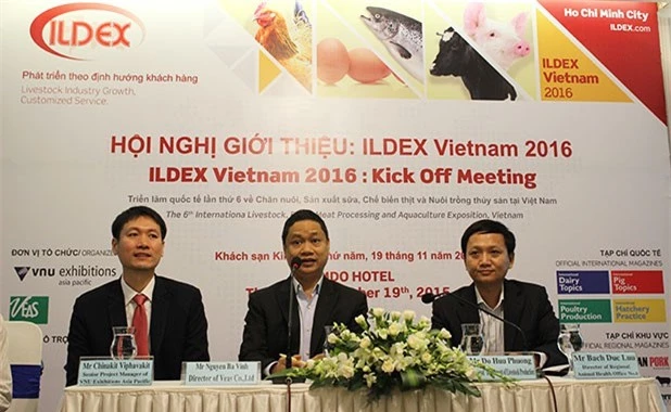 Từ trái qua: Ông Chinakit Viphavakit - Quản lý dự án cấp cao của VNU, ông Nguyễn Bá Vinh - Giám đốc VEAS, ông Đỗ Hữu Phương - Trưởng văn phòng Cục Chăn nuôi tại TPHCM (Bộ NN&PTNT) tại buổi họp báo