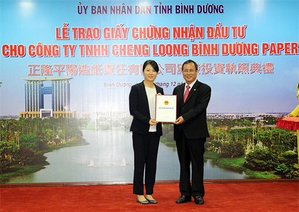Ông Trần Văn Nam – Bí thư Tỉnh ủy, Chủ tịch UBND tỉnh Bình Dương trao Giấy chứng nhận đầu tư cho lãnh đạo Tập đoàn Cheng Loong