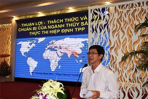 Ông Trương Đình Hỏe - Tổng thư ký Hiệp hội Chế biến và Xuất khẩu Thủy sản Việt Nam (VASEP) báo cáo tham luận