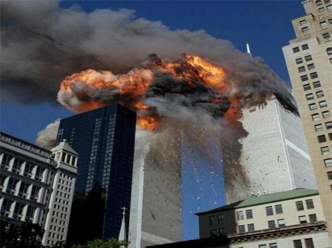 Ngày 11/9/2001, những tên không tặc đã cướp chiếc máy bay mang số hiệu 11 của hãng hàng không American Airlines và đâm vào tầng 93 đến 99 của tháp Bắc WTC, Tòa Tháp đôi Trung tâm Thương Mại Thế giới.