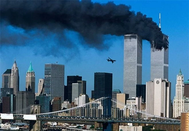 Chiếc phi cơ khác bị không tặc kiểm soát lao vào tòa tháp thứ hai của Trung tâm Thương mại Thế giới hôm 11/9/2001.
