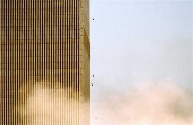 Khoảng 200 người mắc kẹt trong tòa Tháp đôi WTC chỉ còn biết nhảy xuống để thoát thân trong tuyệt vọng.