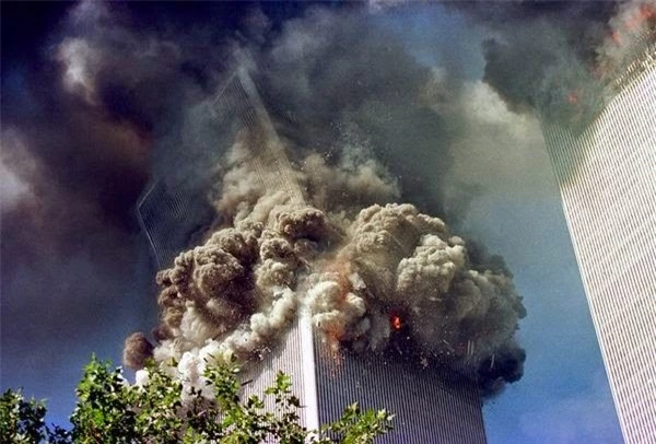 Tòa tháp Nam của WTC gần như gãy làm đôi sau khi cháy rụi trong khoảng 56 phút sau vụ va chạm.