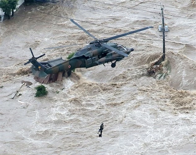 Cảnh trực thăng giải cứu người dân trong vùng nước lũ ở Joso.