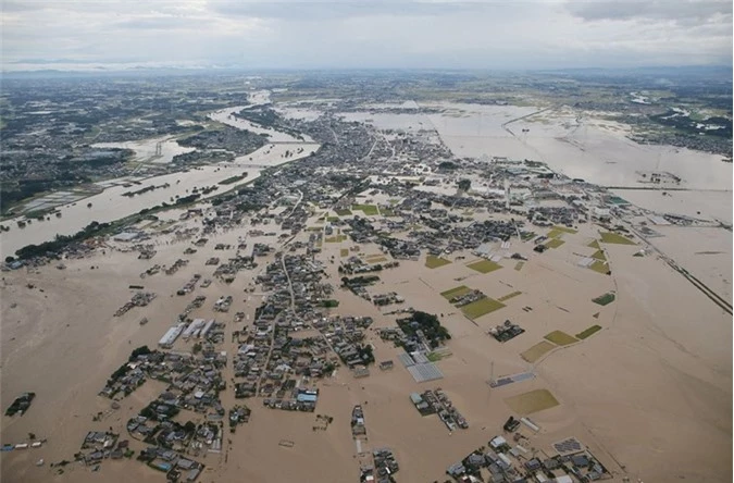 Lũ lụt tràn về nhanh và gần như nhấn chìm khu dân cư ở Joso, Ibaraki. Theo chuyên gia Cơ quan Khí tượng Takuya Deshimaru, lượng mưa đo được trong đợt lũ lụt lịch sử ở Nhật này là 