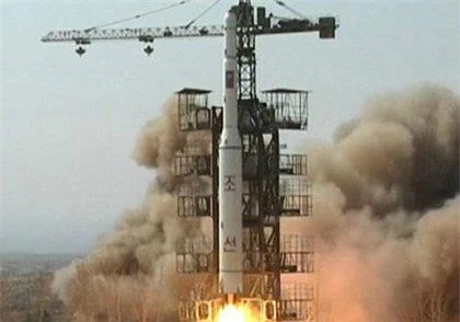 Triều Tiên dùng tên lửa Unha-3 đưa vệ tinh lên quỹ đạo tháng 12/2012. 