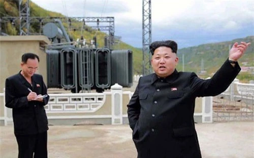 Hình ảnh mới nhất do hãng thông tấn Triều Tiên KCNA công bố ngày 14/9 cho thấy nhà lãnh đạo nước này Kim Jong Un (phải) trong chuyến thị sát công trường xây dựng một nhà máy điện.