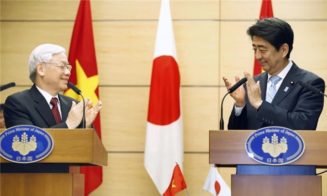 Tổng Bí thư Nguyễn Phú Trọng và Thủ tướng Nhật Bản Shinzo Abe - Ảnh: Kyodo