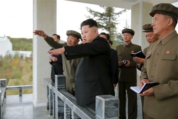 Nhà lãnh đạo Kim Jong Un và các quan chức Triều Tiên