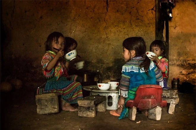 Bữa trưa của trẻ em H'Mông tại huyện Xín Mần, tỉnh Hà Giang.