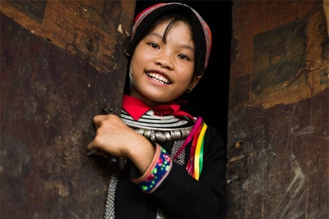 Lý Thị Vin, 13 tuổi, là một bé gái thuộc dân tộc Dao Mán. Réhahn ghé qua làng của cô bé khi trên đường trở lại huyện Quản Bạ, tỉnh Hà Giang. Anh cho biết, con đường dài 3 km dẫn tới ngôi làng toàn bùn và đất đá.