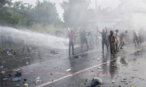 Người di cư đụng độ với cảnh sát Hungary tại cửa khẩu ở thị trấn Horgos của Serbia.