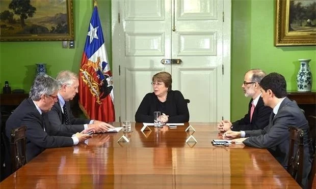 Tổng thống Chile họp với các quan chức chính phủ về thảm họa vừa xảy ra. 