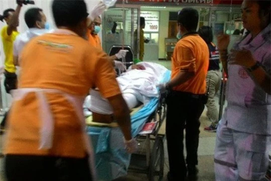 Nạn nhân được đưa vào bệnh viện Rangae cấp cứu ở tỉnh Narathiwat tối 17/9.