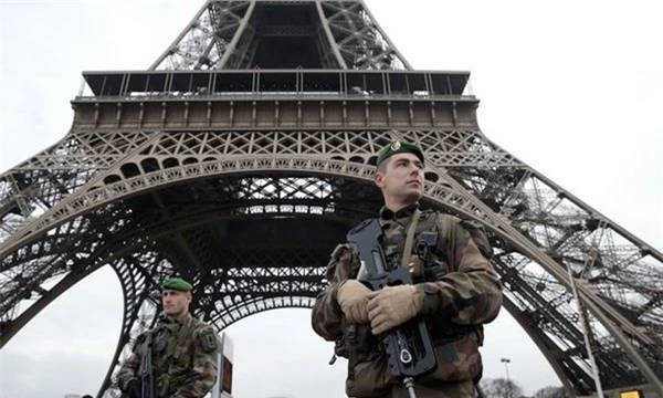Cảnh sát vũ trang Pháp phong tỏa tháp Eiffel vì lo khủng bố.