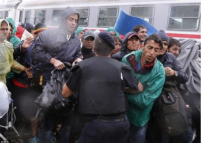 Cảnh sát cố ngăn dòng người tị nạn đang ùn ùn kéo đến.