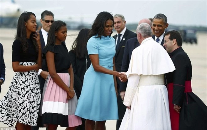 Giáo Hoàng Francis bắt tay Đệ nhất Phu nhân Mỹ. 