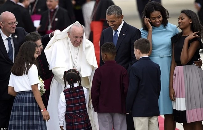 Giáo hoàng Francis trò chuyện với gia đình tổng thống Mỹ cùng ác em nhỏ trong lễ đón tiếp. 