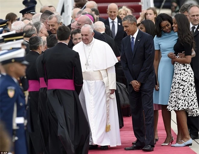 Malia dường như rất vui khi được tham gia một sự kiện ngoại giao quan trọng như buổi tiếp đón Giáo hoàng. 