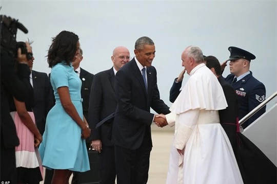 Tổng thống Obama, Đệ nhất phu nhân Michelle đón tiếp Giáo hoàng tại sân bay. 