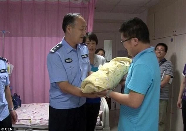 Đứa trẻ đã được trả lại cho gia đình chị Wang.