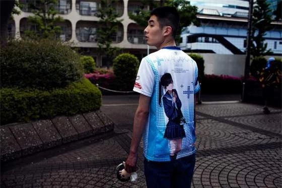 Anh Naoki, 25 tuổi, mặc áo thun in hình 