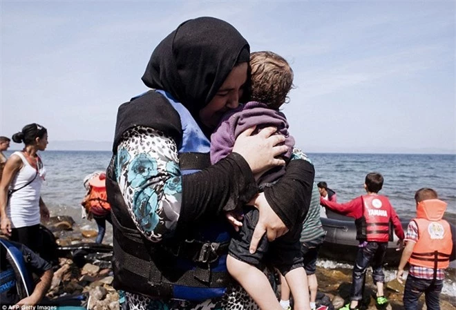 Trong số 430.000 người vượt Địa Trung Hải tới châu Âu trong năm nay có hơn 300.000 người chọn con đường đi qua Hy Lạp, theo Tổ chức Di dân Quốc tế. Ảnh chụp một phụ nữ mặc áo phao ôm chặt đứa trẻ vào lòng khi đặt chân tới đảo Lesbos.