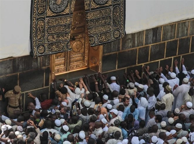 Dòng người hành hương mặc áo trắng đổ về Mecca là hình ảnh thường thấy của các lễ hội Hajj hàng năm.