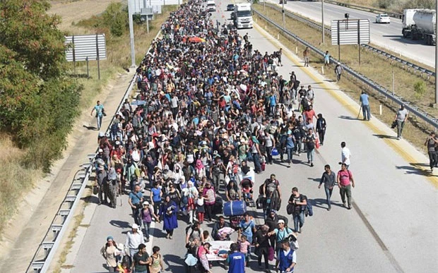 Đoàn người di cư đang cuốc bộ trên đường từ Thổ Nhĩ Kỳ sang Hy Lạp.