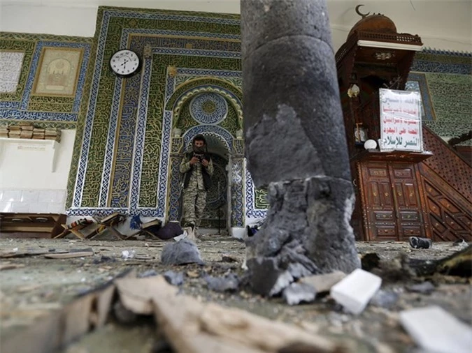 Cảnh đổ nát tan hoàng của nhà thờ sau vụ đánh bom tự sát của phiến quân IS.