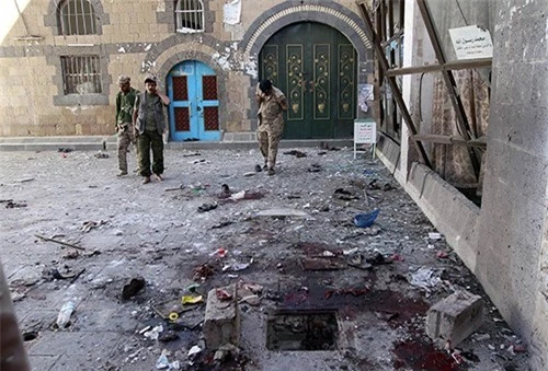 Hiện trường vụ đánh bom đẫm máu ở Yemen.