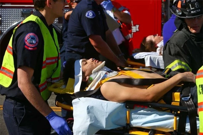 Nhân viên cứu hộ đưa nạn nhân lên xe cứu thương tới bệnh viện của bang Washington. 