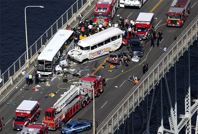 11h13 ngày 24/9, một chiếc xe bus chở học sinh trường North Seattle College và các sinh viên quốc tế đã va chạm với chiếc xe du lịch 