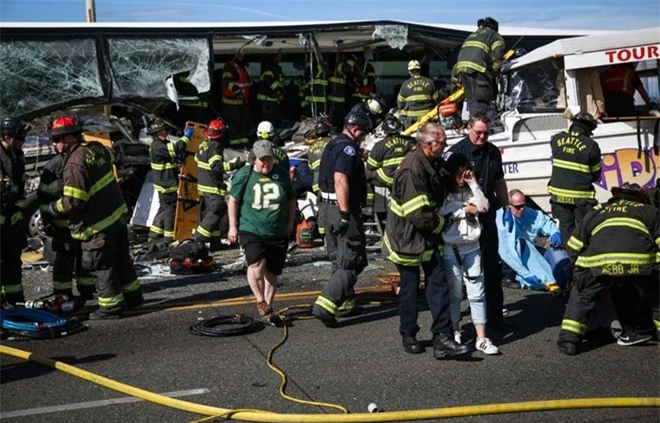 Những nhân viên cứu hộ đầu tiên tới hiện trường vụ tai nạn.