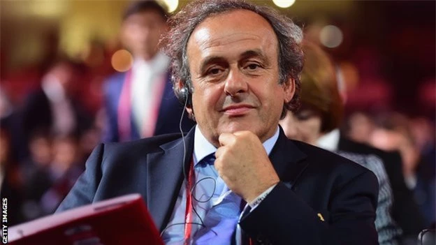ông Platini bị cáo buộc nhận một khoản tiền không minh bạch 1,3 triệu bảng Anh (khoảng 2 triệu USD) từ Chủ tịch Liên đoàn Bóng đá Thế giới (FIFA) Sepp Blatter vào tháng 2-2011.