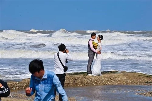 Hàng trăm cặp đôi đổ về bờ biển Nhật Chiếu ngày 29/9 khi bão về để chụp ảnh cưới.