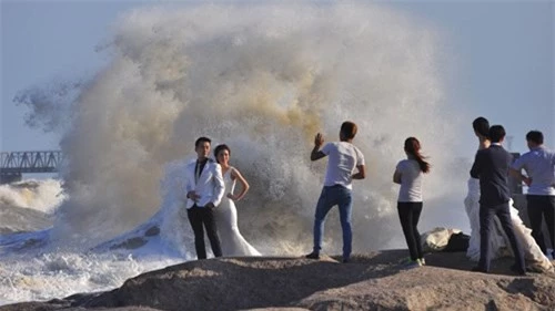Họ muốn chụp ảnh cưới bên những con sóng cao ngất.