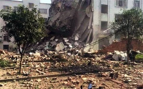 Một tòa nhà bị hủy hoại nặng nề sau 17 vụ nổ liên hoàn chiều qua 30/9.