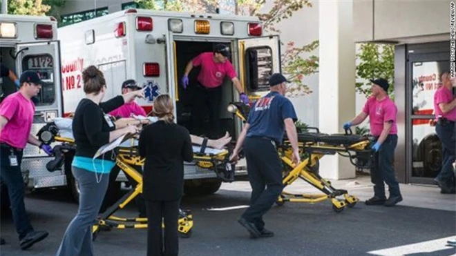 Nhân viên y tế đưa người bị thương đến bệnh viện, một số người đang trong tình trạng nguy kịch.