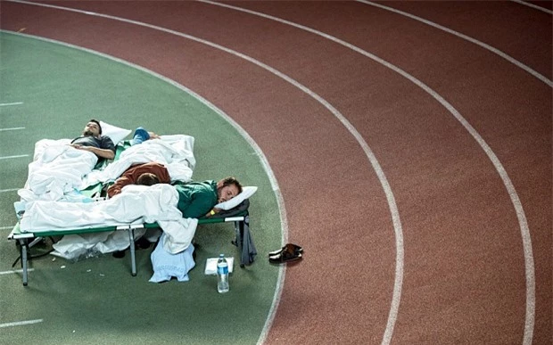 Người tị nạn ngủ trên đường chạy ở sân vận động tại Hanau, Đức. 