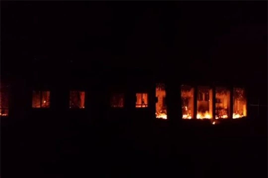 Lửa cháy ở bệnh viện của Tổ chức Bác sĩ không biên giới tại Kunduz, Afghanistan, sau vụ không kích.